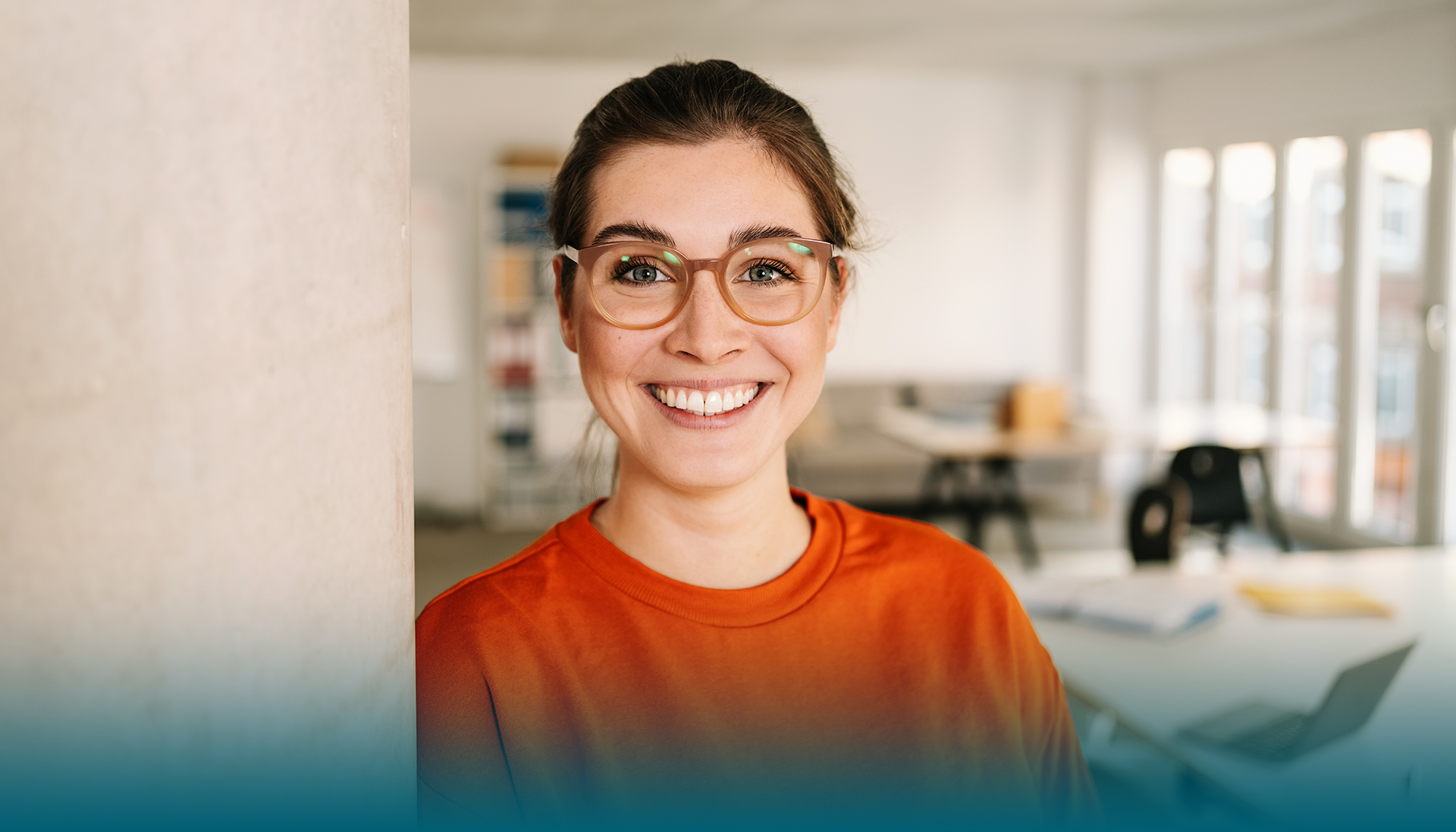 Glad tjej med glasögon på ett kontor