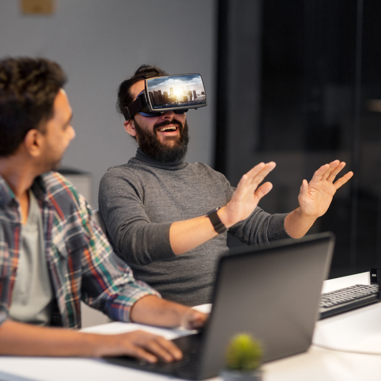 Kollegor testar VR-glasögon på kontor